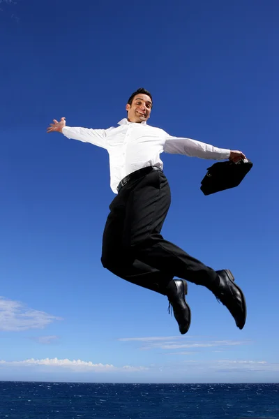Affärsman hoppa högt i himlen — Stockfoto