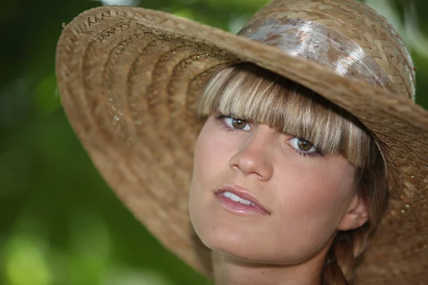 Teenager wearing straw hat — Stock Photo, Image