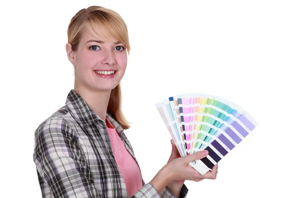 Kobieta trzyma próbki koloru — Zdjęcie stockowe