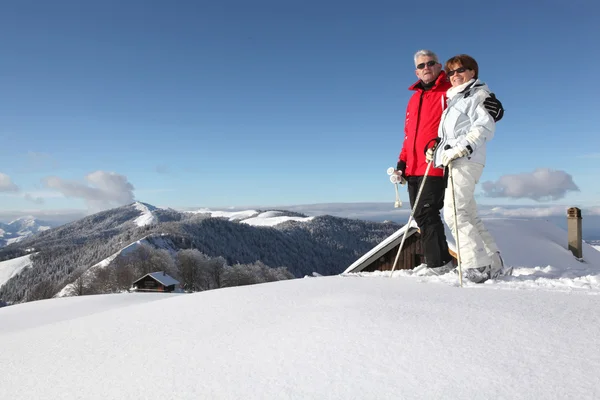 Middle-aged couple skiing — Stock Photo, Image