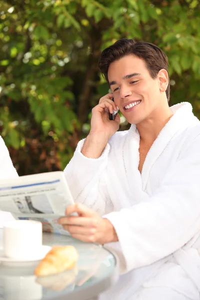 Man enjoying a relaxing weekend at the spa — Stock Photo, Image