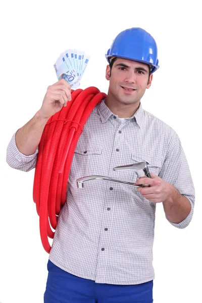 Водопроводчик держит банкноты — стоковое фото