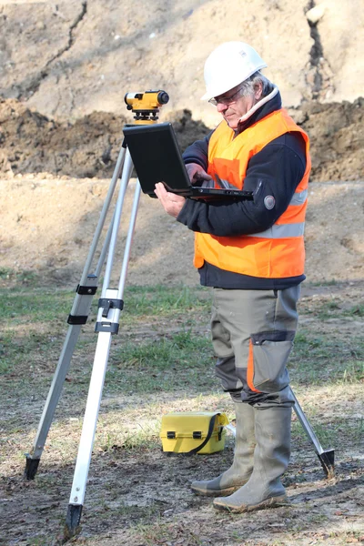 Surveyor op site met een laptop — Stockfoto