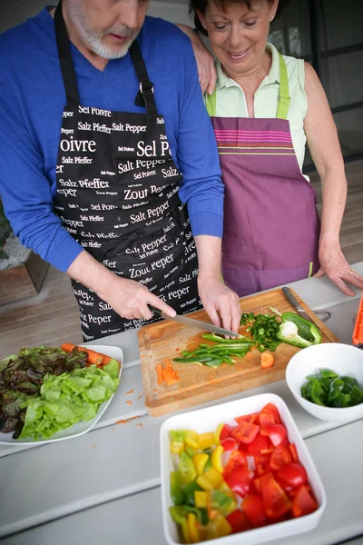Couple preparing lunch alfresco — Stock Photo, Image