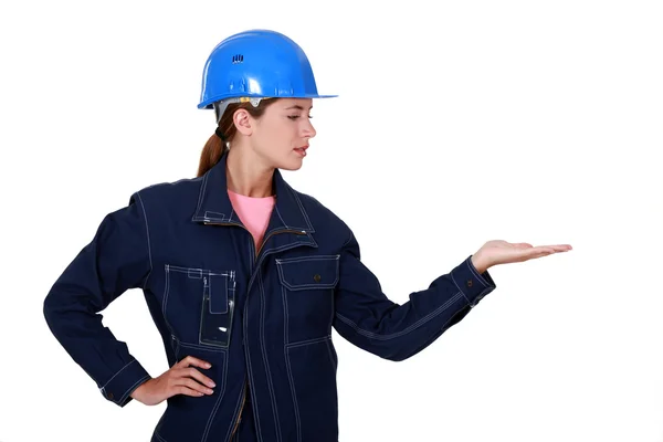 Vrouw met helm gebaren op witte achtergrond — Stockfoto
