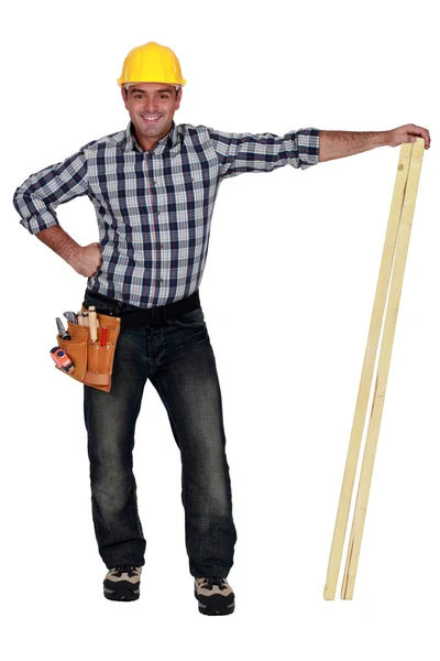 Ambachtsman bedrijf twee houten planken — Stockfoto