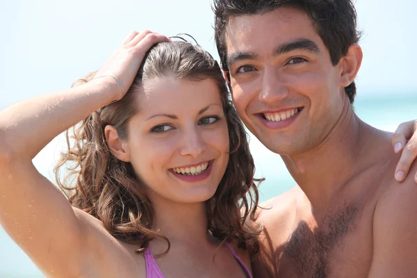 Νεαρό ζευγάρι στην παραλία — Φωτογραφία Αρχείου