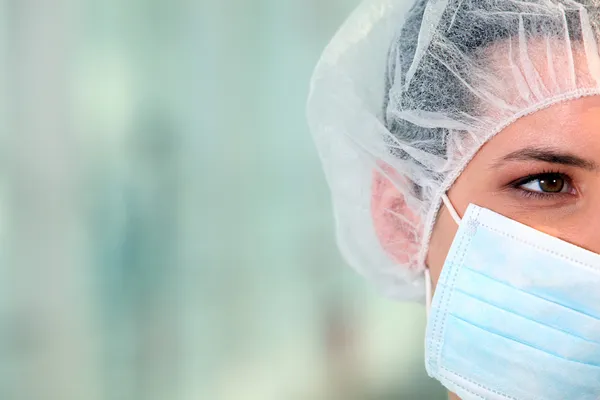 Хирург в маске — стоковое фото