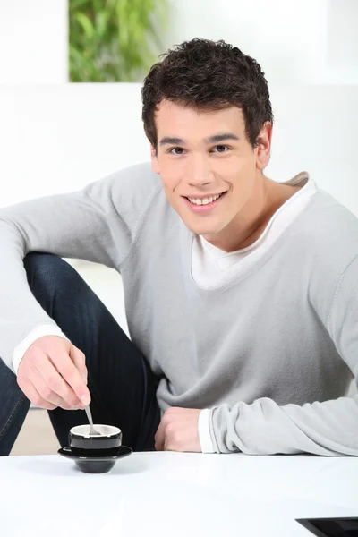 Молодой человек пьет экспрессо дома — стоковое фото
