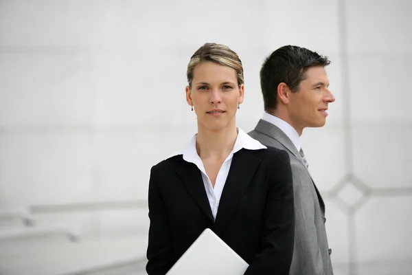 Affärsman och affärskvinna rygg mot rygg — Stockfoto