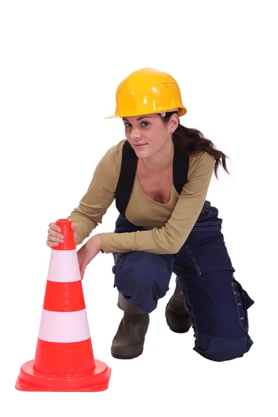 Mulher ajoelhada por cones de tráfego — Fotografia de Stock