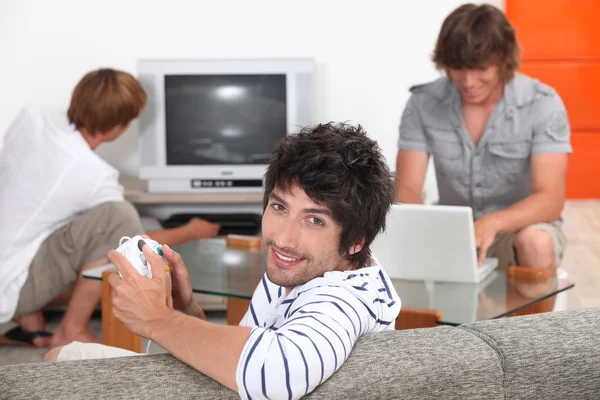 Rapazes a jogar jogos de computador — Fotografia de Stock