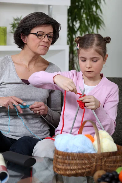 Avó ensinando uma menina para tricotar — Fotografia de Stock