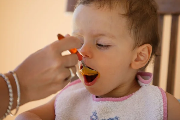 Маленький хлопчик їсть з ложкою — стокове фото