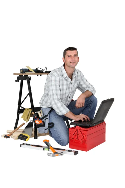 DIY enthusiast looking for tips on the internet — Stock Photo, Image