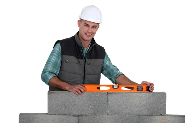 Pracownik budowlany przy użyciu poziomnicę — Zdjęcie stockowe