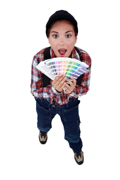 Kobieta wybierając farby kolor — Zdjęcie stockowe