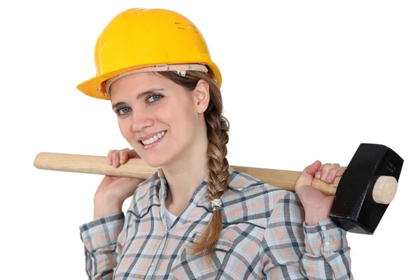 Mujer sosteniendo el martillo sobre el hombro — Foto de Stock