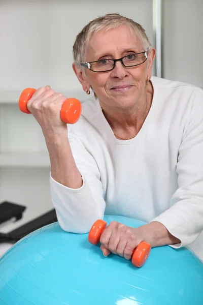 Ηλικιωμένη γυναίκα, άρση βαρών στο γυμναστήριο — Φωτογραφία Αρχείου