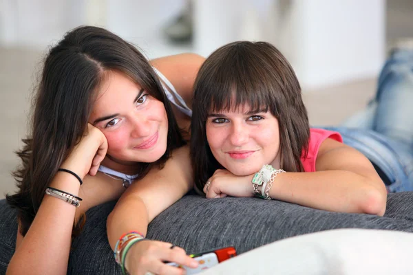 Teenagers hanging out together — Stock Photo, Image