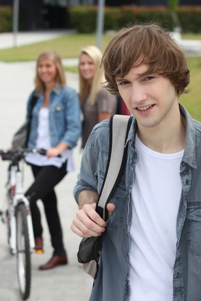 Drie tieners aankomst aan het college — Stockfoto