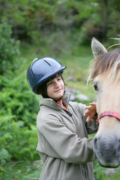 Enfant avec un cheval — Photo