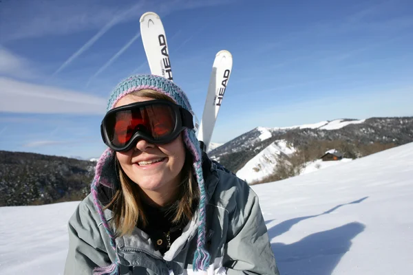 Teenager beim Skifahren — Stockfoto