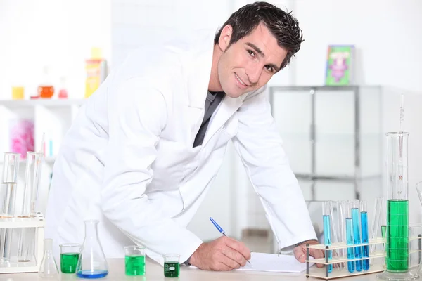 Mladý muž pracuje v laboratoři. — Stock fotografie