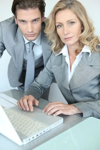 Homem de negócios e mulher de negócios com laptop — Fotografia de Stock