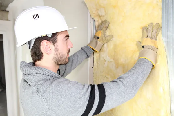 Man installing wall insulation — Stock Photo, Image