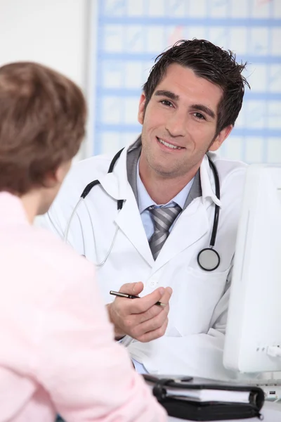 Doctor in appointment with patient — Stock Photo, Image