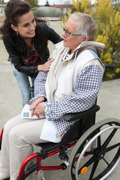 Mujer joven consolando a su abuela —  Fotos de Stock