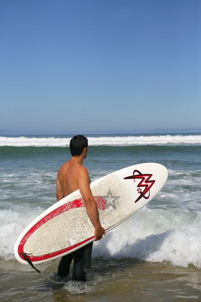 Surfer wachten op een grote golf — Stockfoto