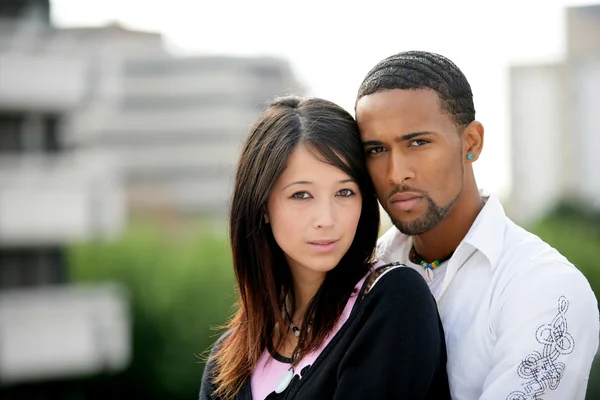 Jeune couple interracial — Photo