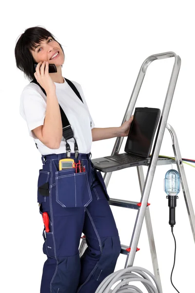 En kvinnlig tekniker på telefon — Stockfoto