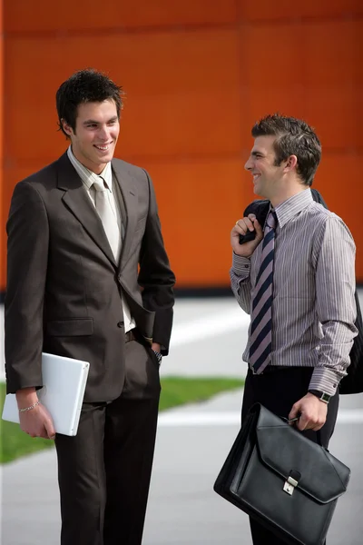 Dois jovens empresários compartilhando uma piada — Fotografia de Stock