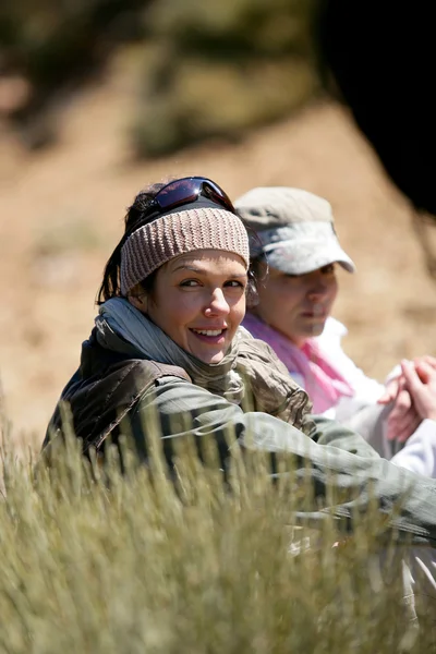 2 人の女性が、荒野でのハイキング — ストック写真