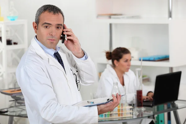 Twee wetenschappers in een laboratorium. — Stockfoto