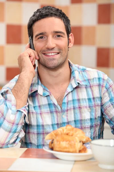 Muž na telefonu u snídaně — Stock fotografie