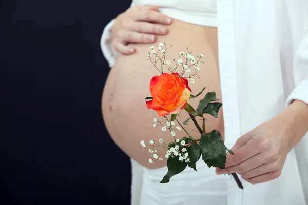 抱着玫瑰的孕妇 — 图库照片