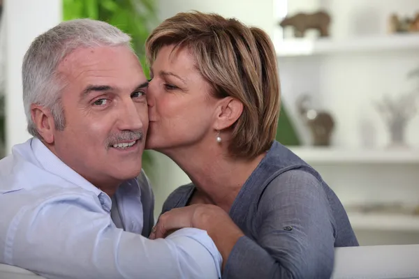 Donna baciare il marito — Foto Stock
