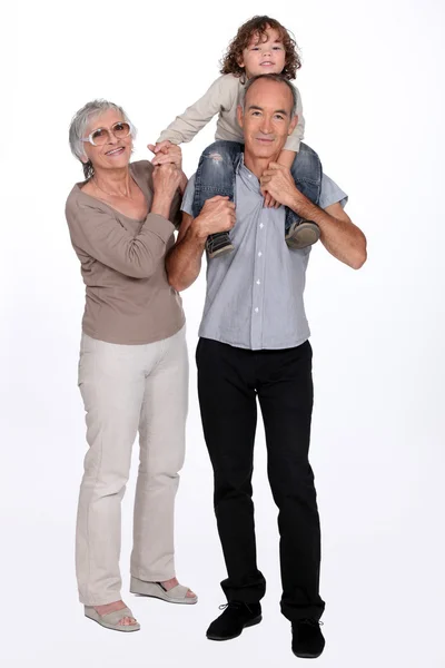 Бабусі і дідусі з онуком — стокове фото