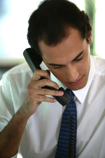 Muž v košili a kravatě na telefonu — Stock fotografie