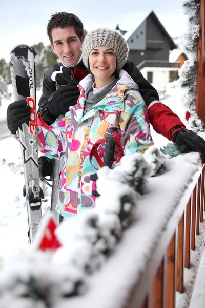 Par utanför deras ski chalet — Stockfoto