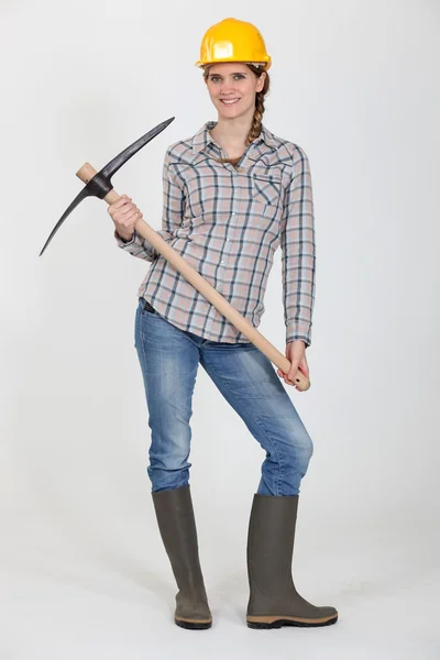 Kvinna poserar med pick-ax — Stockfoto