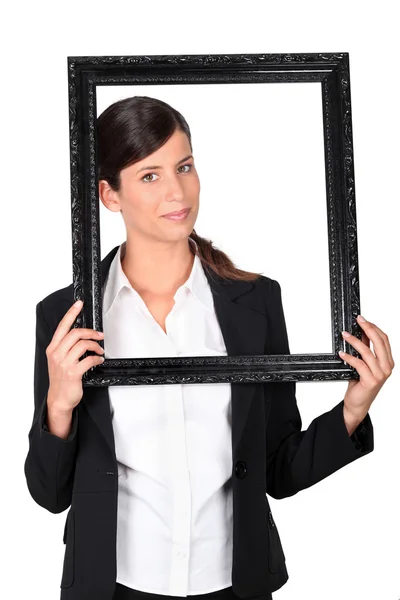 Mujer sosteniendo marco de imagen vacío — Foto de Stock