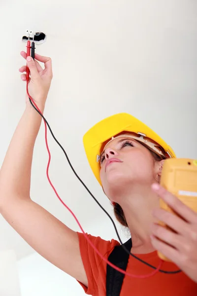 Kvinnliga elektriker kontrollera El levererar — Stockfoto