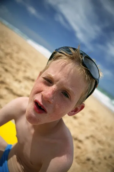 Küçük çocuk plajda eğlenmek — Stok fotoğraf