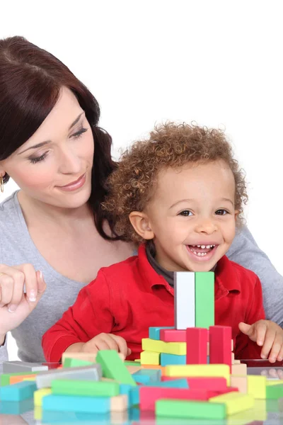 Mãe e filho com blocos de construção coloridos — Fotografia de Stock