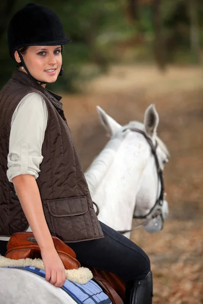 말을 타는 젊은 여자 — 스톡 사진